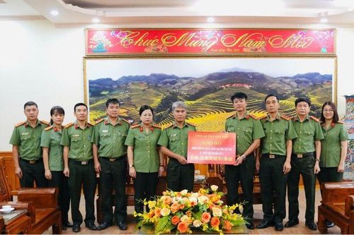 Công an Vĩnh Phúc tặng quà hỗ trợ các tỉnh ảnh hưởng mưa lũ