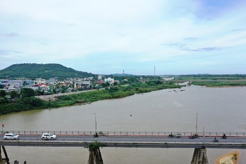 Cấm phương tiện lưu thông qua cầu Trà Khúc 1 khi lũ ở mức báo động 2