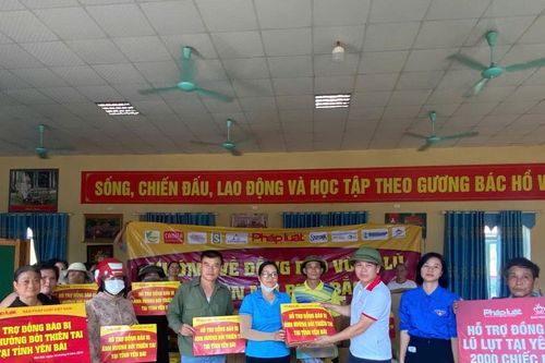 Báo Pháp luật Việt Nam trao tặng nhiều phần quà và nhu yếu phẩm cho bà con vùng lũ Trấn Yên (Yên Bái)