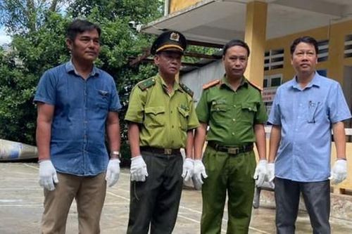 Đang 'trộm' cá, con vật dài 2 mét có tên trong Sách đỏ bị bắt