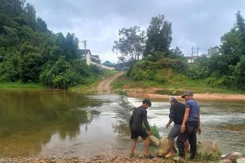 Kon Tum ghi nhận sạt lở, ngập sâu, nứt gãy đường do ảnh hưởng bão