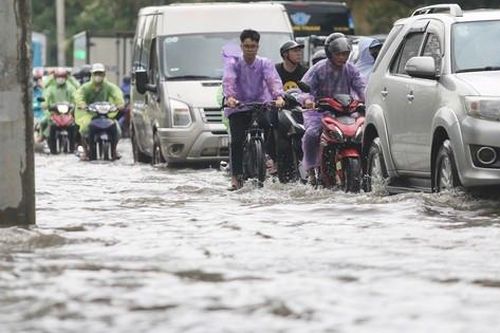 Mưa trắng trời, nhiều tuyến phố tại Hà Nội 'thành sông' chỉ sau 15 phút