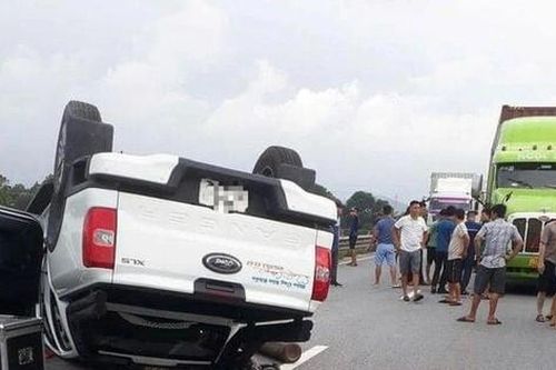Cao tốc Quốc lộ 45 - Nghi Sơn qua Thanh Hóa ùn tắc do xe bán tải bị lật
