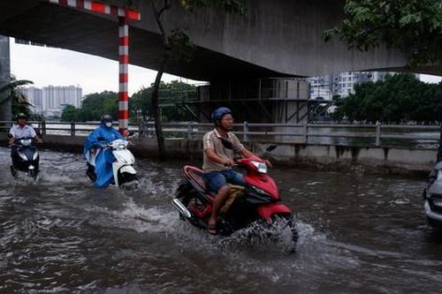 Triều cường đạt đỉnh, đường hóa sông, người dân TPHCM vất vả lội nước về nhà