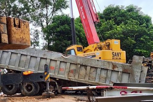 Vụ sập cầu Phong Châu: Tìm thấy thi thể nạn nhân thứ 3 trong ca bin xe đầu kéo