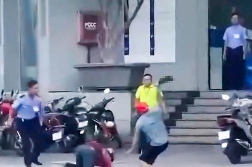 Mâu thuẫn gia đình, em cầm dao chém anh giữa đường