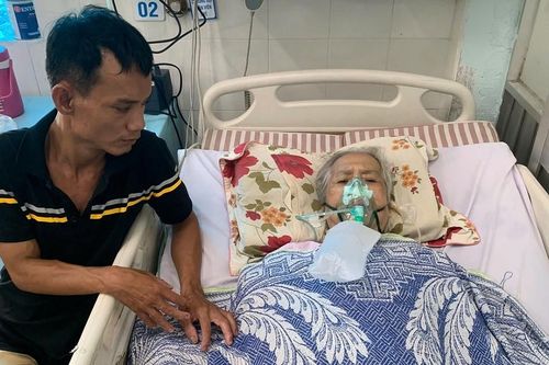 Người đàn ông 'khờ' lượm ve chai chẳng gom nổi 35 triệu đồng viện phí cho mẹ