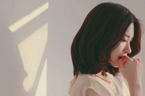 Gần tới hôn lễ, bạn trai vẫn dây dưa không dứt với người yêu cũ