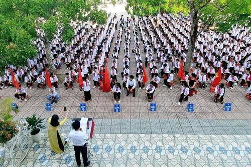 Người đàn ông khắc khổ đội mưa xin giảm học phí và hành động của hiệu trưởng