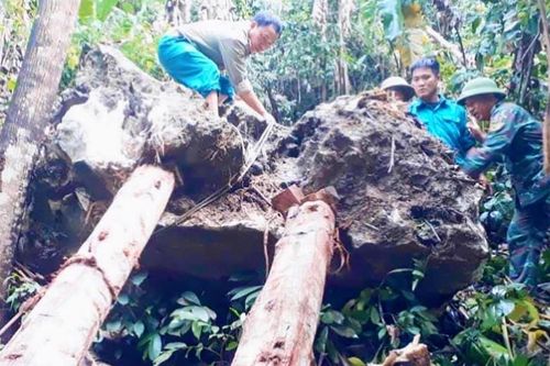 Chống đỡ khối đá hàng chục tấn uy hiếp nhà dân ở Nghệ An