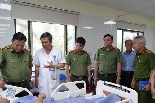 Thượng úy cảnh sát hình sự ở Hà Nội bị 2 thanh niên đi xe máy tông nhập viện