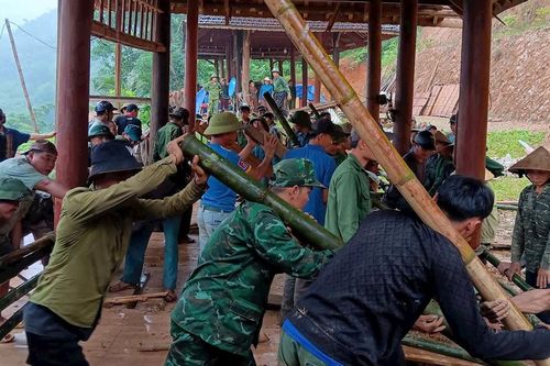 Di dời khẩn cấp 2 hộ dân do sạt lở đất ở Châu Khê (Con Cuông)