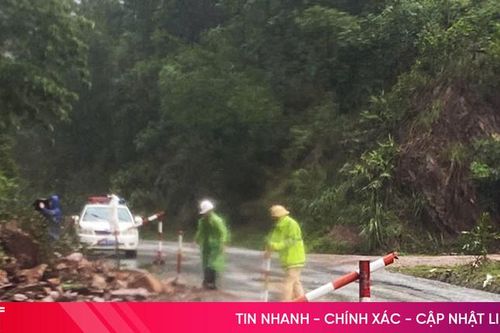 Sạt lở đất, đá ven một số quốc lộ ở Hà Tĩnh