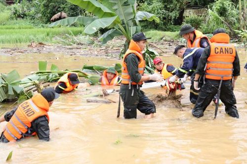 Những chiến sĩ 'chân trần chí thép' trong bão lũ