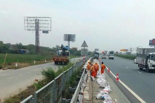Cao tốc Pháp Vân-Cầu Giẽ xây dựng tường chắn bê tông để chống ngập nước