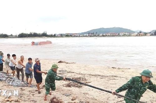 Quảng Bình: Tàu cá bị lật chìm khi neo đậu ở cửa sông Gianh