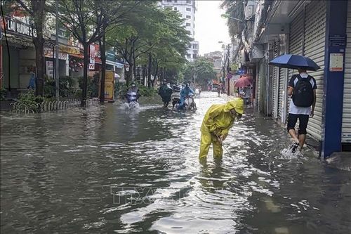 Cảnh báo ngập lụt nhiều tuyến phố khu vực nội thành Hà Nội