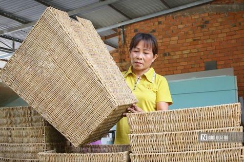 Người phụ nữ vươn lên thành công nhờ 'đôi bàn tay lụa', tạo kế sinh nhai cho hàng trăm người