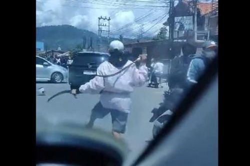 Clip: Nhóm nam sinh cầm hung khí đuổi chém nhau trên phố