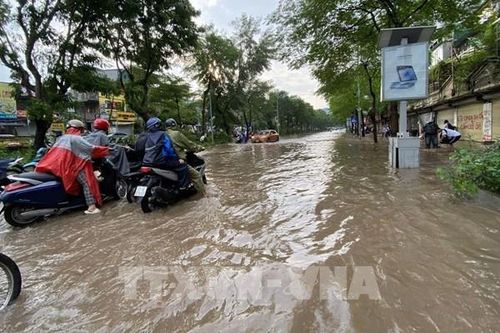 Hà Nội: Mưa lớn tiếp diễn đến rạng sáng mai, cảnh báo ngập lụt loạt tuyến phố
