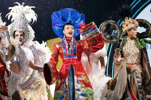 Đêm thi National Costume của Miss Cosmo: Hoa hậu Xuân Hạnh tỏa sáng với 'Tý Hỷ'
