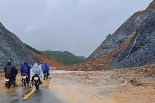 Băng qua cầu tràn ở Nghệ An, ba mẹ con bị lũ cuốn trôi