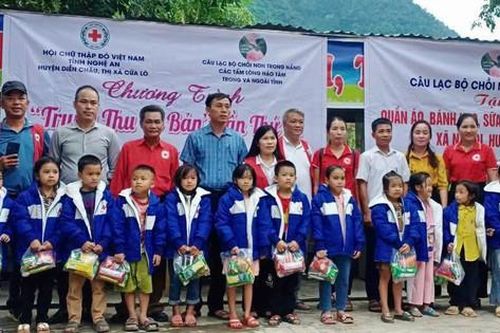 Nghệ An: Trao hơn 400 suất quà cho học sinh dân tộc thiểu số ở Kỳ Sơn