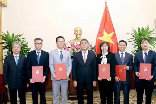 Bộ Ngoại giao tiếp nhận, điều động và bổ nhiệm nhiều nhân sự cấp Vụ