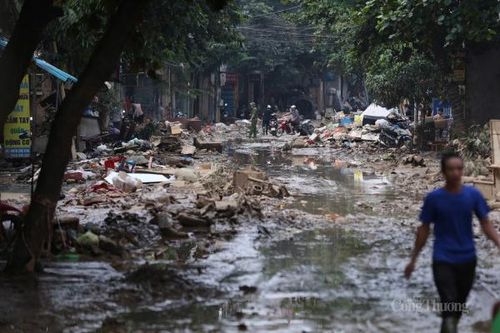 Thành phố Yên Bái vẫn ngổn ngang bùn, rác sau hơn chục ngày bão đi qua