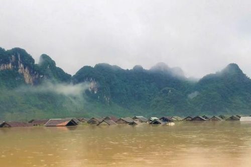 Mưa lớn kéo dài tại miền Trung, hàng trăm ngôi nhà ngập trong biển nước