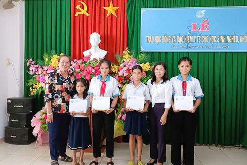 Thoại Sơn trao học bổng và bảo hiểm y tế cho học sinh nghèo, khó khăn