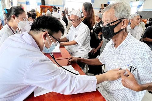 Khám bệnh và tặng quà miễn phí cho người dân ở TX. Tân Châu