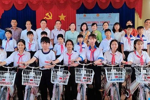Sở Lao động - Thương binh và Xã hội tặng xe đạp cho trẻ em có hoàn cảnh đặc biệt huyện Phú Tân