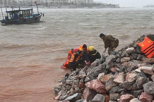 Bộ Y tế yêu cầu trực cấp cứu, điều trị cho người dân 24/24 trong bão số 4