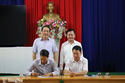 Bàn giao công tác quản lý di tích mộ, đền thờ Nguyễn Hữu Cảnh và Nhà hội Bình Trước