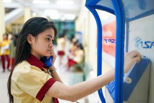 Có nên cấm học sinh dùng điện thoại trong trường?