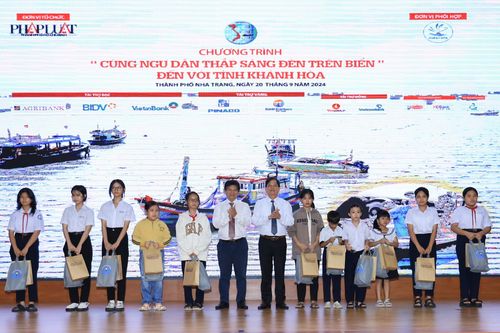 Chương trình 'Cùng ngư dân thắp sáng đèn trên biển' trao tặng 200 phần quà cho ngư dân Khánh Hòa