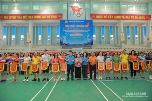 Hơn 500 vận động viên tham gia Giải Bóng chuyền hơi công chức, viên chức, lao động mở rộng
