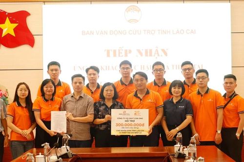 Báo Lào Cai phối hợp với Công ty Cổ phần Giao nhận vận tải Con Ong hỗ trợ người dân bị thiệt hại do mưa lũ