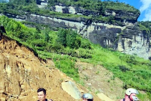 Xã A Lù: Thầy, cô giáo đi bộ 5 km lấy hàng cứu trợ cho học sinh vùng lũ