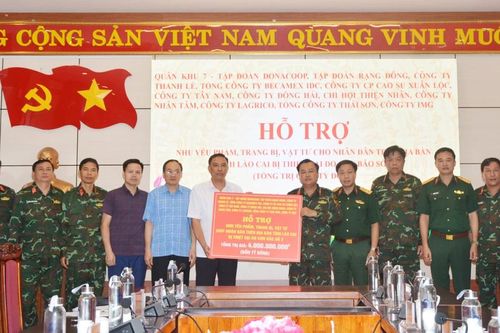 Quân khu 7 và các doanh nghiệp trao hỗ trợ tỉnh Lào Cai khắc phục hậu quả thiên tai