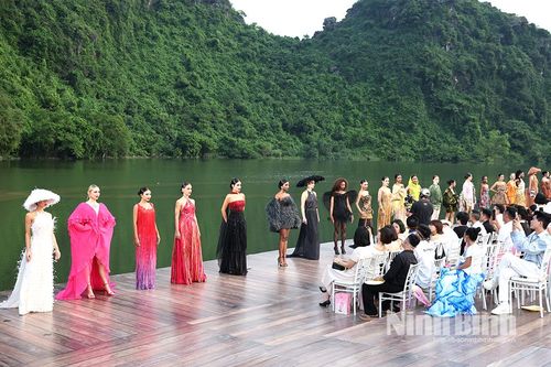 Tổ chức Fashion Show 'Hello Cosmo From Vietnam' tại đảo Khê Cốc, Tràng An