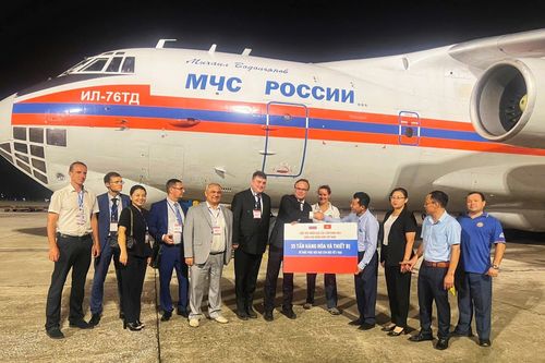 Chuyên cơ chở hơn 35 tấn hàng hóa viện trợ nhân đạo của Nga cho Việt Nam khắc phục hậu quả bão số 3 đến Hà Nội