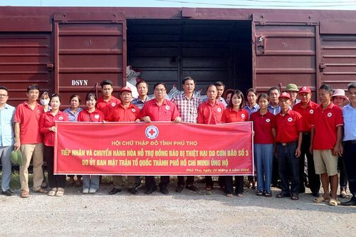 Tiếp nhận hơn 40 tấn hàng hóa hỗ trợ từ Ủy ban MTTQ thành phố Hồ Chí Minh