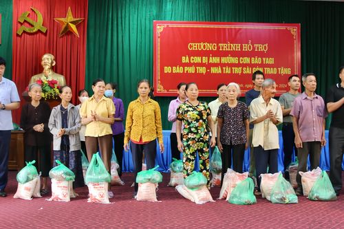 Tặng 1.000 suất quà cho người dân vùng lũ