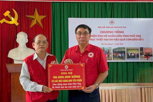 Hội Chữ thập đỏ Bình Định trao quà hỗ trợ tỉnh Phú Thọ bị ảnh hưởng bởi cơn bão số 3