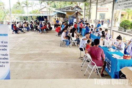 Khám, phát thuốc, tặng quà cho người dân vùng lũ Chiêm Hóa