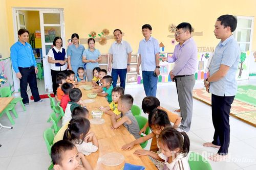 Lãnh đạo UBND tỉnh thăm và tặng quà các trường học trên địa bàn huyện Chiêm Hóa bị thiệt hại do mưa lũ