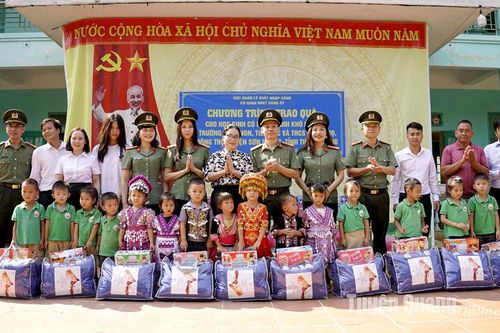 Trao quà cho học sinh hoàn cảnh khó khăn và hỗ trợ xây nhà tình nghĩa tại Yên Sơn, Sơn Dương