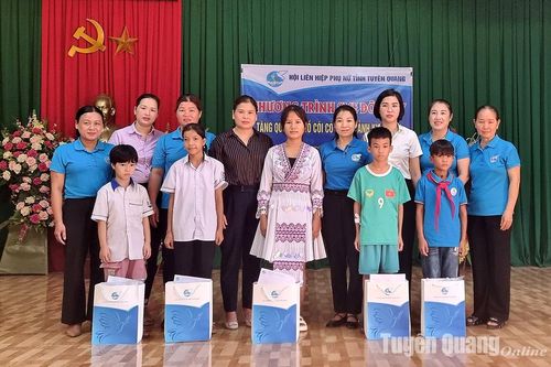 Tặng quà học sinh và phụ nữ nghèo tại Hàm Yên